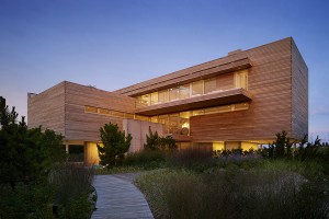 Ngôi nhà hình boong tàu ở bờ biển.