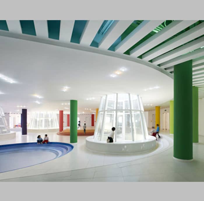 Thiết kế Trường mầm non 3 tầng với những đường cong sắc màu