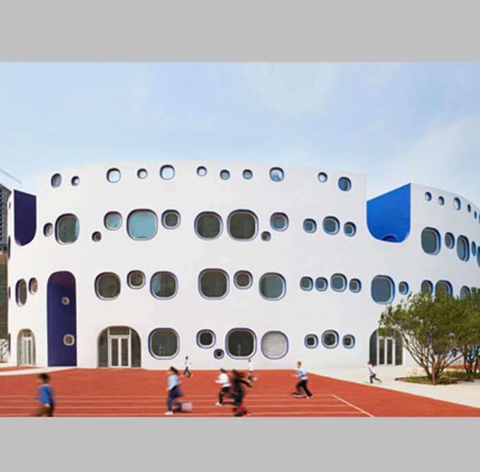 Thiết kế Trường mầm non 3 tầng với những đường cong sắc màu